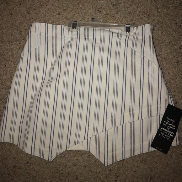 BCBGMAXAZRIA Beckett skirt. Size S- TAGS ATTACHED - Picture 2 of 3